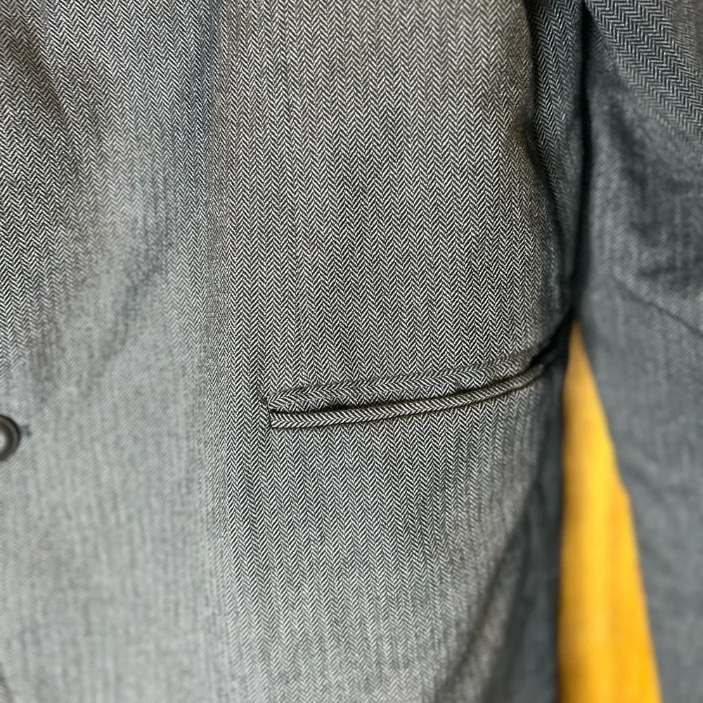 Armani Collezioni Men’s 44R Gray Herringbone Sport Coat Blazer Two Button Elbow